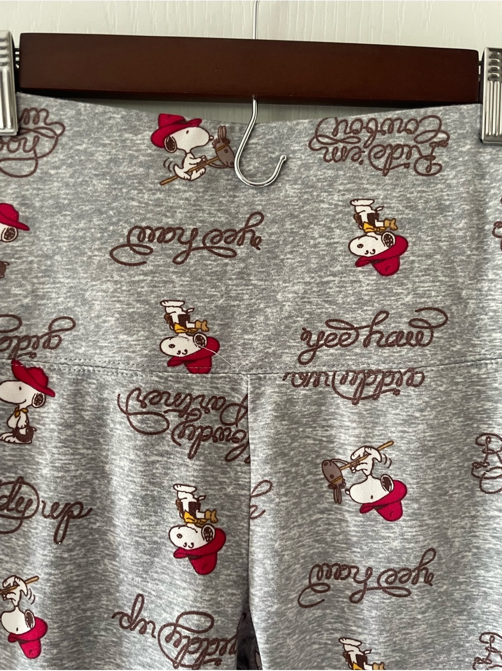 Snoopy leggings.